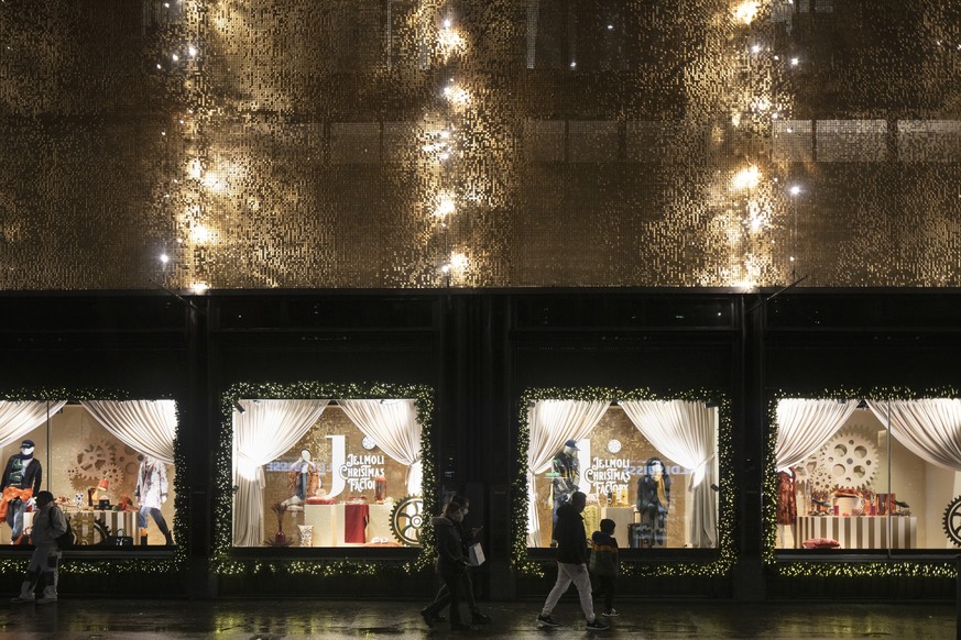 ZUM THEMA WEIHNACHTSSHOPPING STELLEN WIR IHNEN FOLGENDES NEUES BILD ZUR VERFUEGUNG. WEITERE BILDER FINDEN SIE AUF visual.keystone-sda.ch --- Weihnachtlich geschmueckte Schaufenster und Weihnachtsbeleu ...