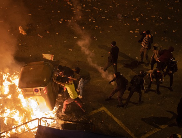 Protesters make barricades during clashes with police in Barcelona, Spain, Friday, Oct. 18, 2019.The Catalan regional capital is bracing for a fifth day of protests over the conviction of a dozen Cata ...