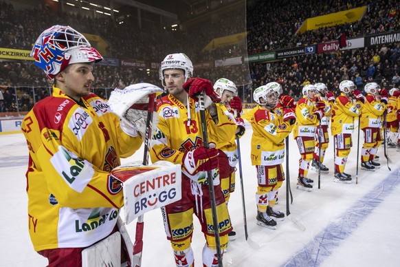 Die Bieler Spieler mit Torhueter Joren Van Pottelberghe, und Luca Hischier, von links, zeigen Enttaeuschung nach der klaren Niederlage im Eishockey Qualifikations-Spiel der National League, zwischen d ...