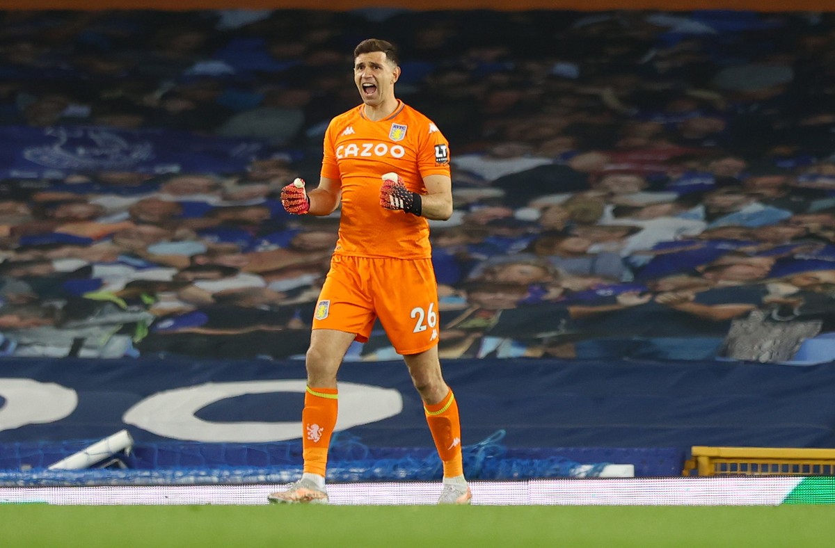 epa09172852 Aston Villa's goalkeeper Emiliano Martinez celebrates after the English Premier League soccer match between Everton FC and Aston Villa in Liverpool, Britain, 01 May 2021. EPA/Naomi Ba ...