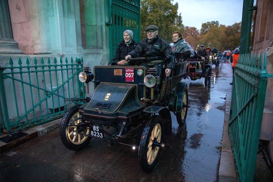 RAC London to Brighton Veteran Car Run - 02 Nov 2025 A 1900 George Richard starts a veteran car run. The annual RAC London to Brighton Veteran Car Run, founded in 1896, is the world s longest-running  ...