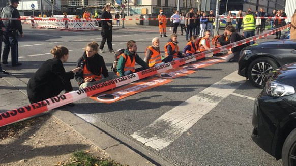 Aktivisten der Gruppierung Letzte Generation blockieren eine Strasse bei Berlin.
