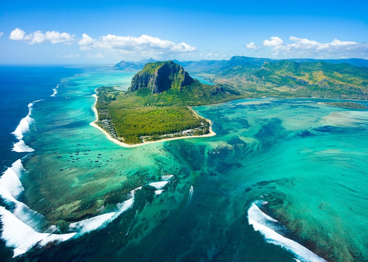 Luftblick auf die Insel Mauritius und den Le Morne Brabant.