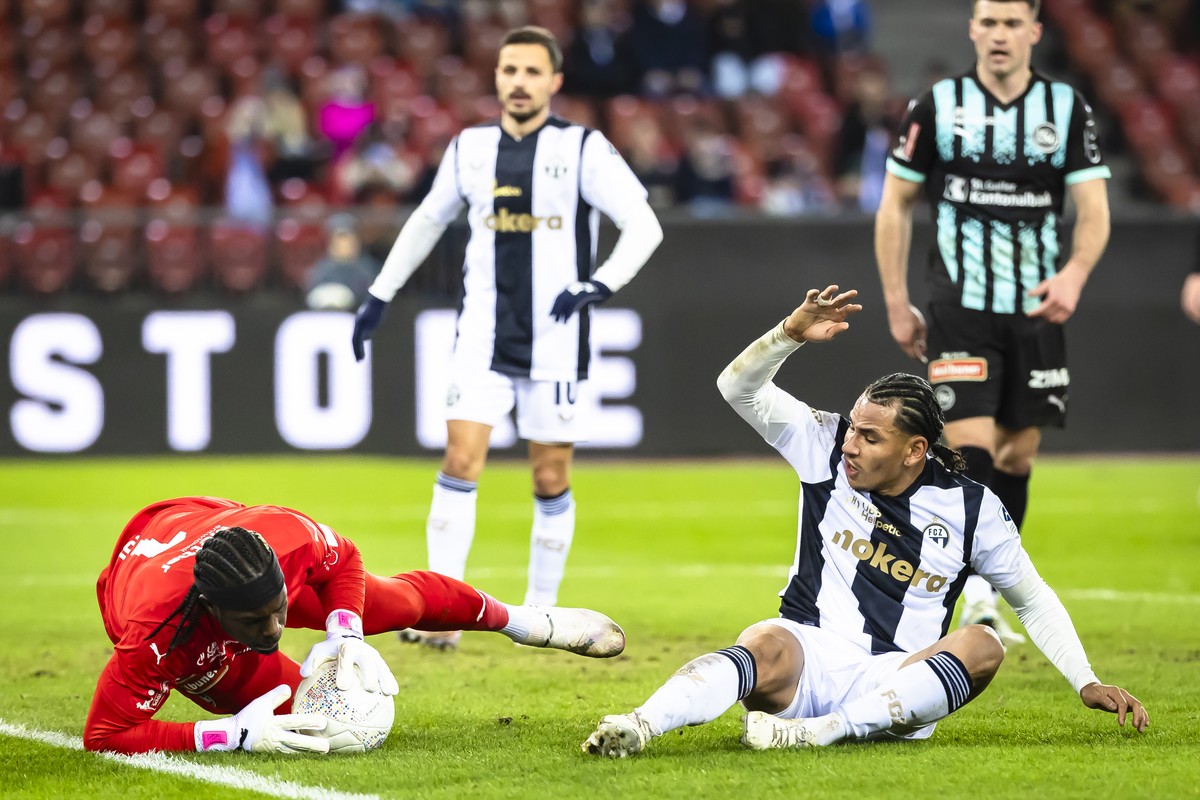 Juan Jose Perea (FCZ) (rechts) spielt um den Ball mit Torhueter Lawrence Ati Zigi (SG) (links) im Fussball Meisterschaftsspiel der Super League zwischen dem FC Zuerich und dem FC St. Gallen am Sonntag ...