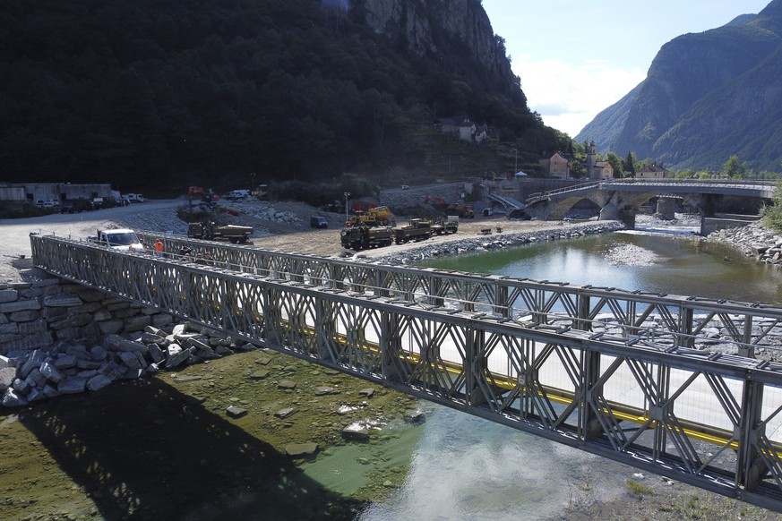 CAPTION CORRECTION: KORRIGIERT DATUM - Militaerangehoerige der Territorialdivision bauen eine provisorische Bruecke beim Wiederaufbau der beim Unwetter beschaedigten Visletto-Bruecke, am Dienstag, 23. ...