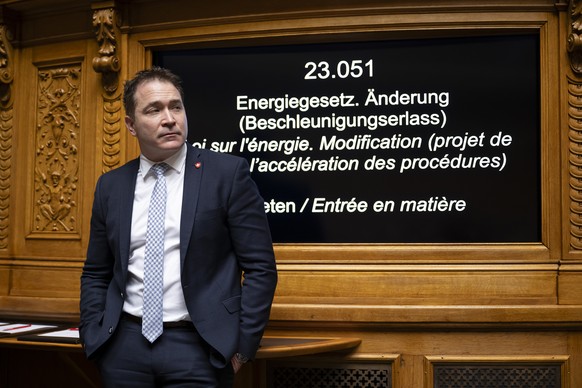 Michael Graber, SVP-VS, verfolgt die Debatte waehrend der Wintersession der Eidgenoessischen Raete, am Donnerstag, 21. Dezember 2023 im Nationalrat in Bern. (KEYSTONE/Anthony Anex)