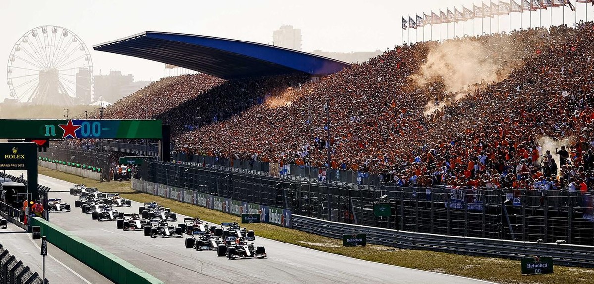 epa09449204 Max Verstappen (Red Bull Racing) leads the pack during the start of the Dutch Formula One Grand Prix at Zandvoort, the Netherlands, 05 September 2021. EPA/REMKO DE WAAL