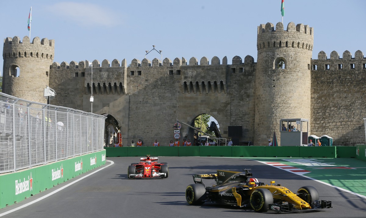 epa06045878 German Formula One driver Nico Hulkenberg of Renault (front) and Finnish Formula One driver Kimi Raikkonen of Scuderia Ferrari in action during the second practice session of the Formula O ...