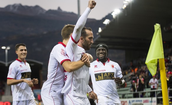 Le joueur valaisan Theofanis Gekas, centre, laisse eclater sa joie avec ses coequipiers apres avoir marque le 3eme but, lors de la rencontre de football de Super League entre le FC Sion et le FC Lugan ...