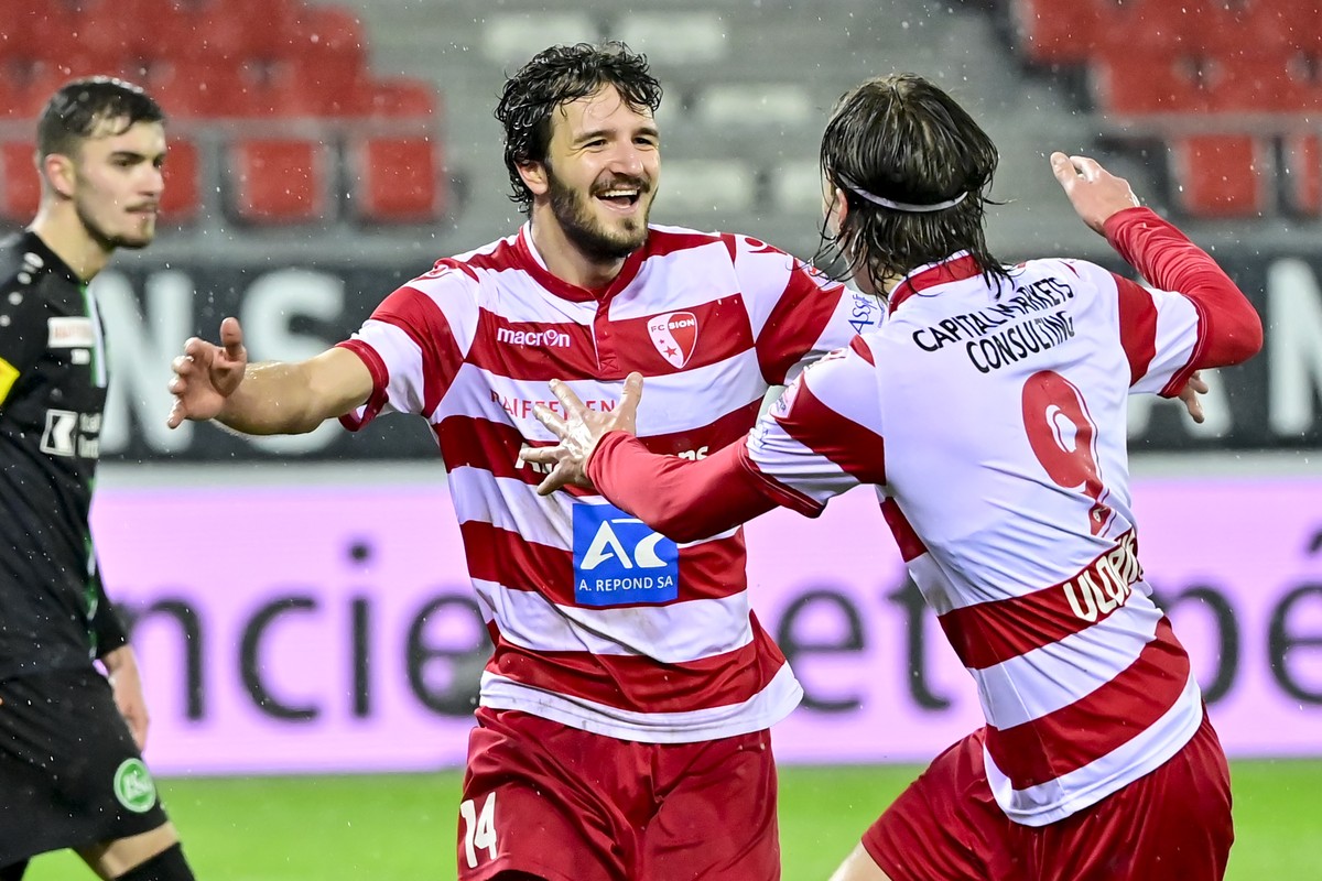 Le milieu valaisan Anto Grgic, gauche, celebre son but avant qu'il soit annule par le VAR avec l'attaquant valaisan Roberts Uldrikis, droite, lors de la rencontre de football de Super League ...
