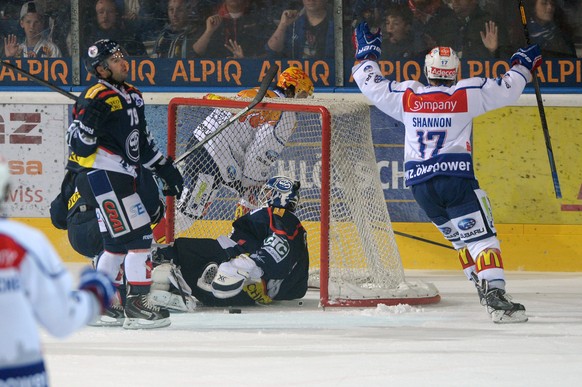 Roman Wick (hinten) brachte den ZSC im ersten Drittel mit 1:0 in Führung.