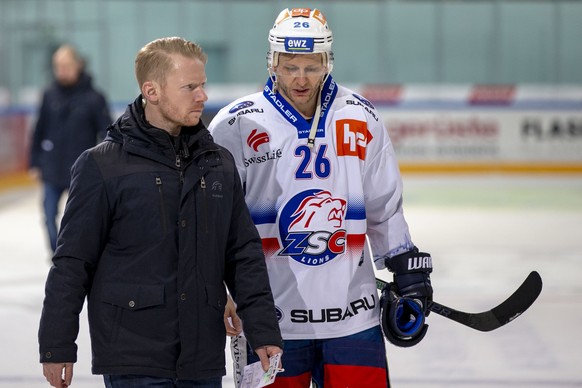 ZSC Lions Assistenztrainer Michael Liniger, links, und Stuermer Simon Bodenmann auf dem weg in die Garderobe in der Drittelspause waehrend dem Eishockey-Meisterschaftsspiel der National League zwische ...