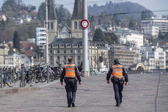 Die Luzerner Polizei ist mit einer patrouille in der Stadt Luzern unterwegs am Freitag, 20. Maerz 2020, waehrend der Coronavirus-Pandemie. (KEYSTONE/Urs Flueeler)
