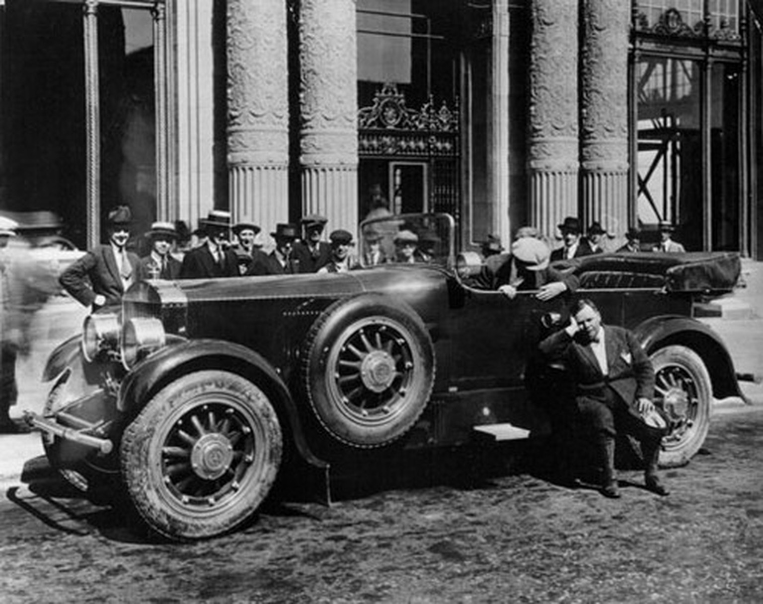 Fatty Arbuckle at the height of his fame with his $25,000 Pierce Arrow.
hollywood stummfilm skandal auto motor 
http://sflib1.sfpl.org:82/record=b1000435