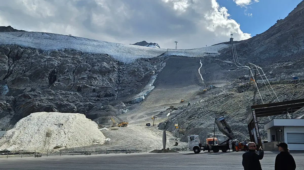 Ein Fotograf von Greenpeace hat die Bauarbeiten am Rettenbachgletscher in Sölden dokumentiert.