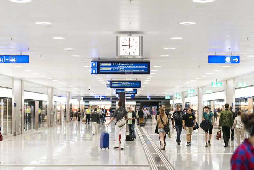 Rail passengers walk through the shopping arcade at Loewenstrasse train station in Zurich Main Station, Switzerland, pictured on July 14, 2014. (KEYSTONE/Christian Beutler)

Reisende gehen durch die L ...