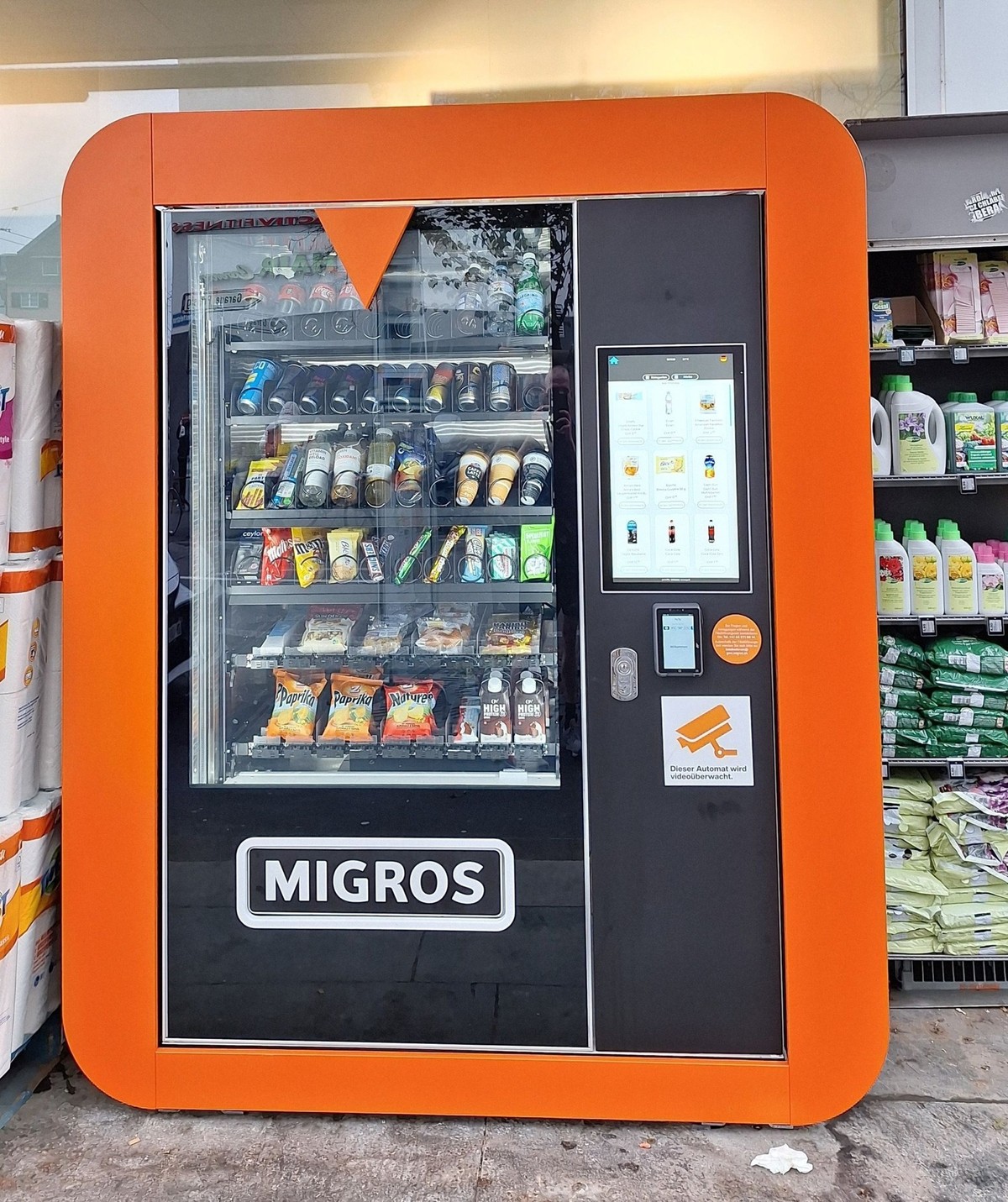 Un nouveau distributeur automatique Migros à Zurich-Wipkingen.