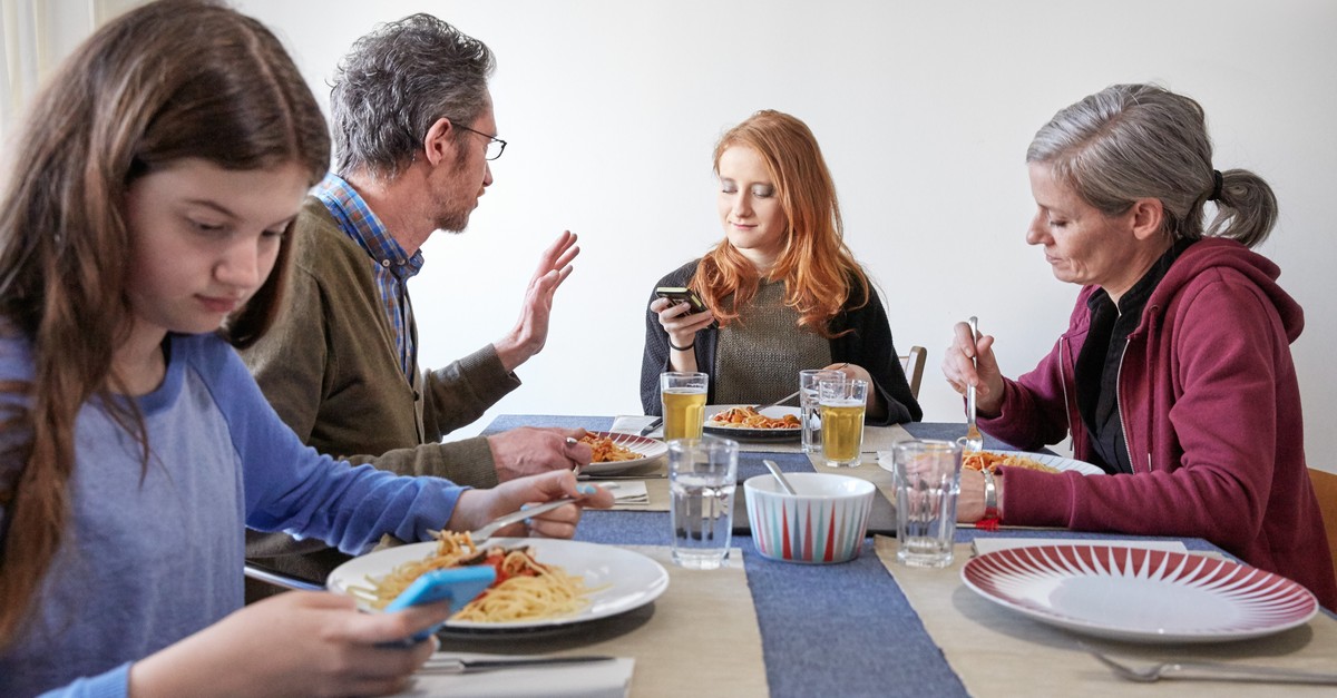 Junge-Erwachsene-halten-sich-gem-ss-Studie-eng-an-eigene-Familie