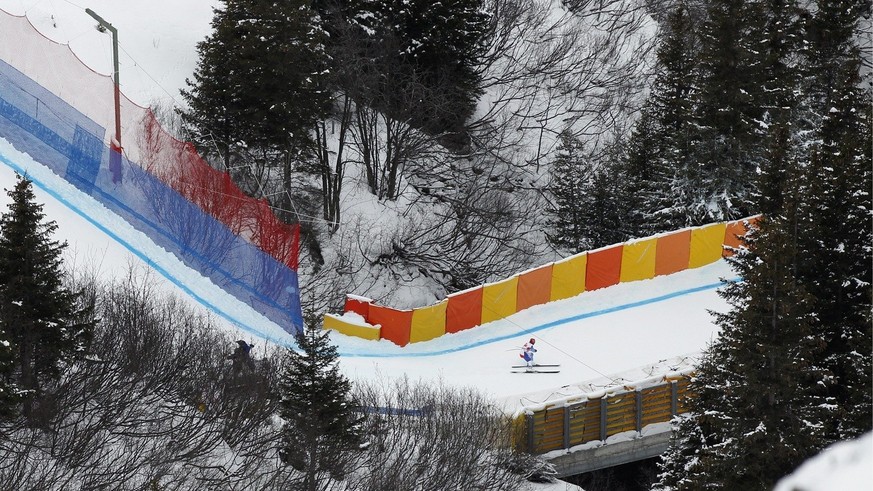 Beat Feuz of Switzerland speeds over the bridge at the Kernen-S during the second downhill training at the FIS Ski World Cup at the Lauberhorn in Wengen, Switzerland, Wednesday, January 12, 2011. (KEY ...