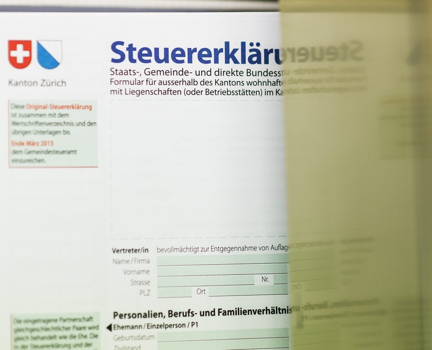 ZUM THEMA &quot;STEUERERKLAERUNG/STEUERAMT&quot; STELLEN WIR IHNEN AM MITTWOCH, 18. FEBRUAR 2015, FOLGENDE BILDREPORTAGE ZUR VERFUEGUNG - A tax declaration captured in the tax office of the municipali ...