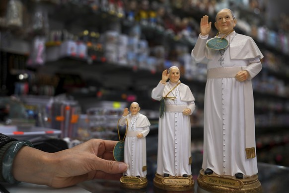 A shop worker arranges figurines of Pope Francis for a photograph in a souvenir shop in Rome, Thursday, Feb. 27, 2025. (AP Photo/Kirsty Wigglesworth)
Italy Pope Health