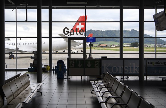 ARCHIVBILD ZUR MK BERN AIRPORT UND DIE ZUKUNFT, AM FREITAG, 01. NOVEMBER 2019 ---- A grounded SkyWork aircraft is seen through the windows of the waiting room at the Bern-Belp Airport on Thursday, Aug ...
