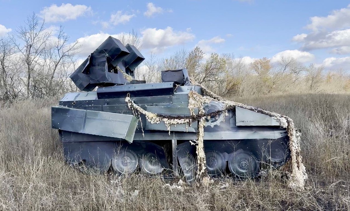 Die Attrappe eines britischen Flugabwehrpanzers soll die Russen verwirren.