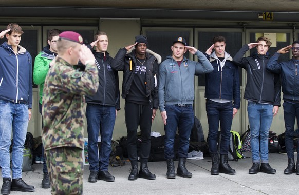 Der Schwinger Remo Kaeser, Mitte rechts, und YB-Fussballer Denis Zakaria, Mitte links, ueben den militaerischen Gruss mit ihren Kollegen in der Spitzensport Rekrutenschule, nach dem Einruecken in die  ...