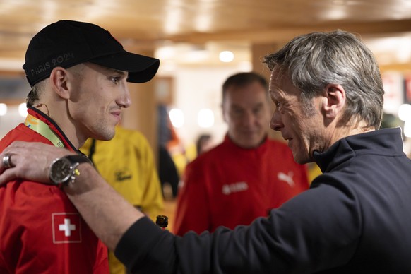 Leichtathlet Simon Ehammer mit Karl Wyler und Rene Wyler, von links, beim Empfang nach seiner WM-Medaille und Weltrekord im Siebenkampf in Torun, am Montag, 23. Maerz 2026, in Teufen. (KEYSTONE/Gian E ...