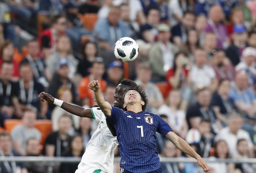 epa06836946 Idrissa Gueye (L) of Senegal and Gaku Shibasaki of Japan in action during the FIFA World Cup 2018 group H preliminary round soccer match between Japan and Senegal in Ekaterinburg, Russia,  ...