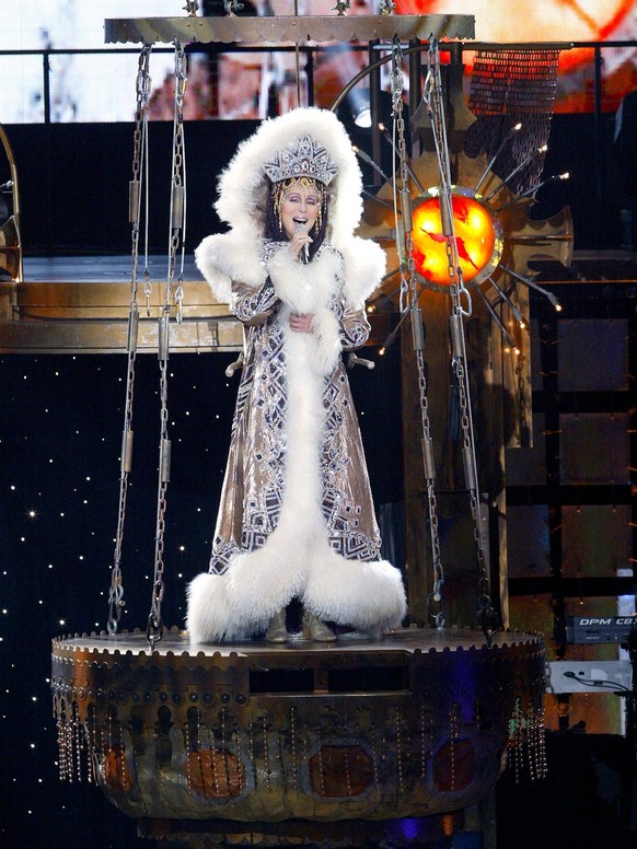 60578 02 US singer Cher performs at Le Zenith concert hall in Paris on Wednesday May 26, 2004. Photo by Pierre Hounsfield/ABACA. PUBLICATIONxNOTxINxFRAxESPxUKxUSAxBELxPOL Copyright: xHounsfieldxPierre ...