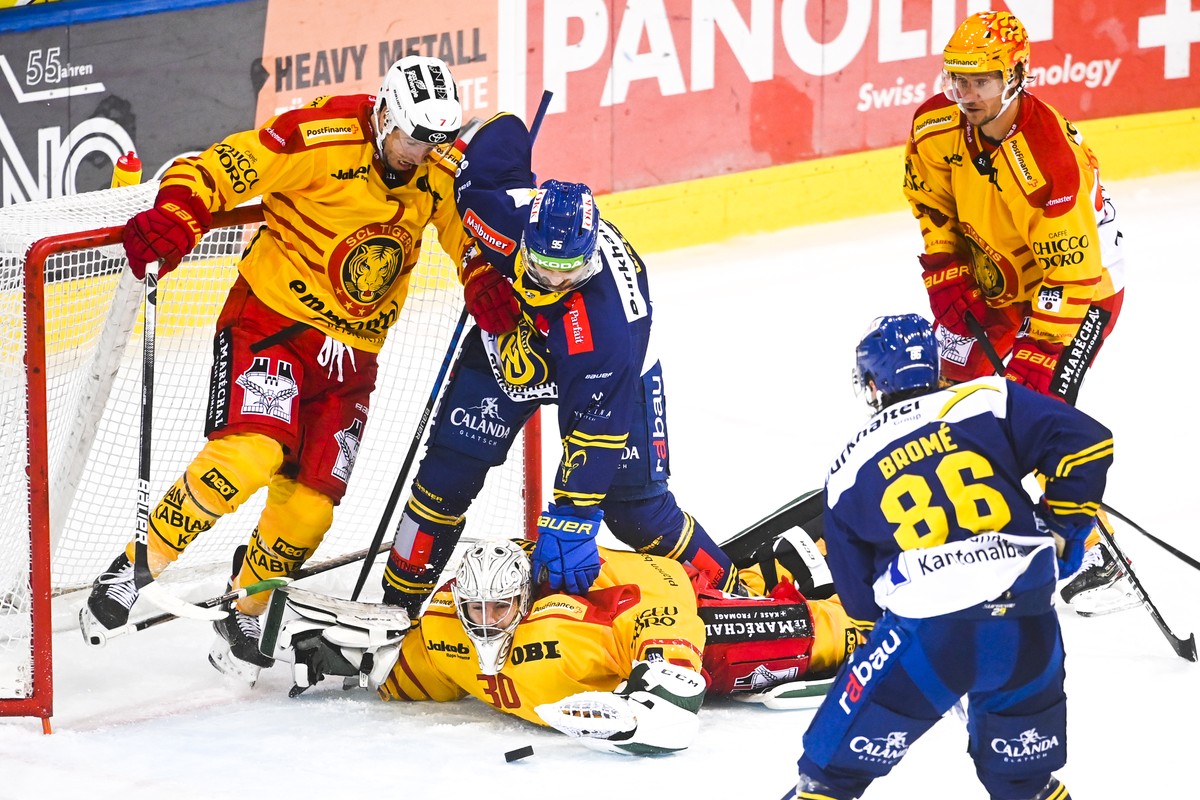 Langnaus Larri Leeger, Davos' Thomas Wellinger, Langnaus Torhueter Simon Rytz und Langnaus Jesper Olofsson, von links, beim Eishockey Spiel der National League zwischen dem HC Davos und dem SCL T ...
