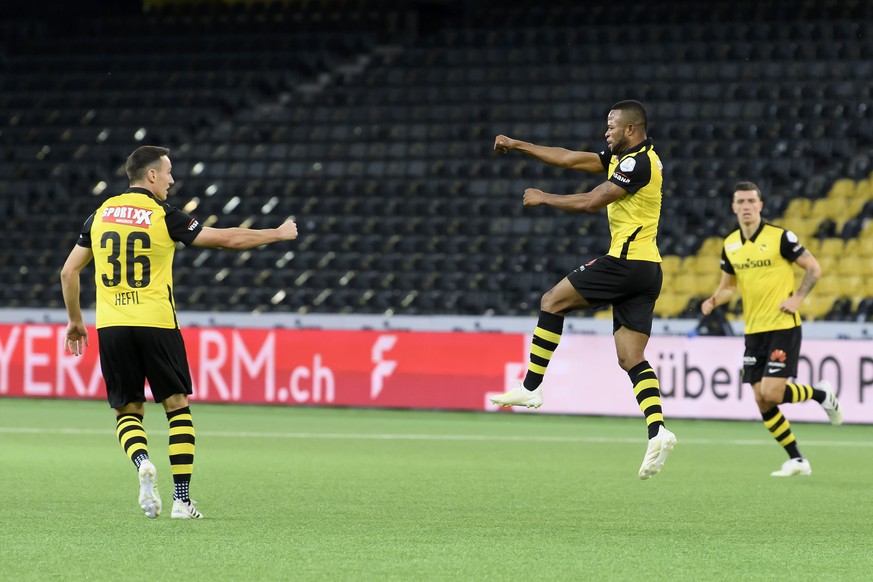 YBs Elia Meschack, zweite-rechts, jubelt nach seinem Tor (1-1) mit YBs Silvan Hefti, links, im Fussball Meisterschaftsspiel der Super League zwischen dem BSC Young Boys und dem FC Luzern, im Stadion W ...