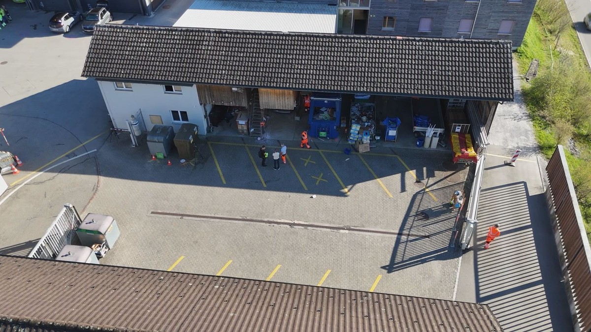 Ottikon (Gossau ZH): Autofahrer fährt in Bürocontainer – Frau schwer verletzt
