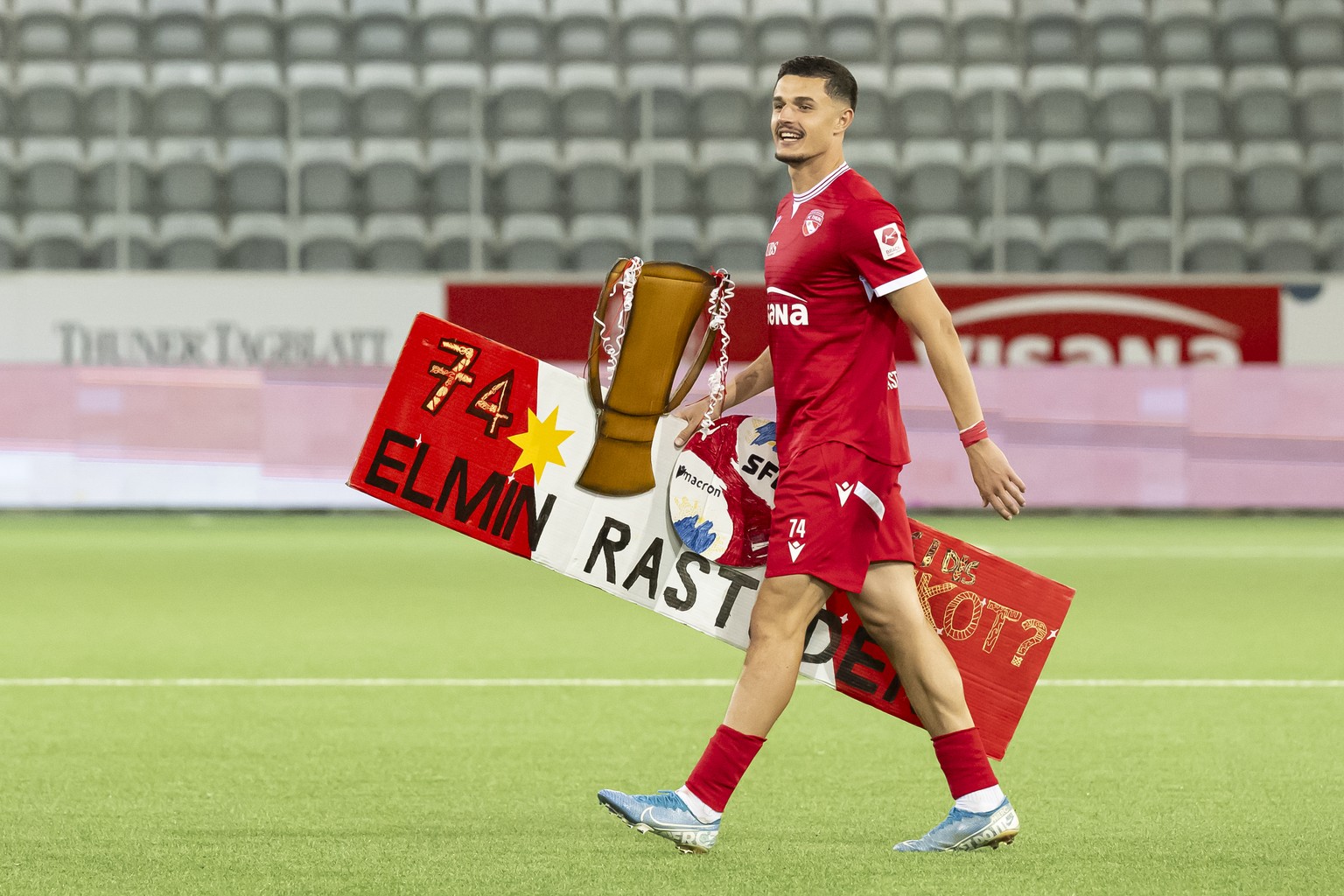 Elmin Rastoder (FCT) jubelt nach dem Sieg (3-1) nach dem Super League Spiel zwischen dem FC Thun, FCT, und dem FC Basel 1893, FCB, in der Stockhorn Arena in Thun, am Samstag, 18. April 2026. (KEYSTONE ...