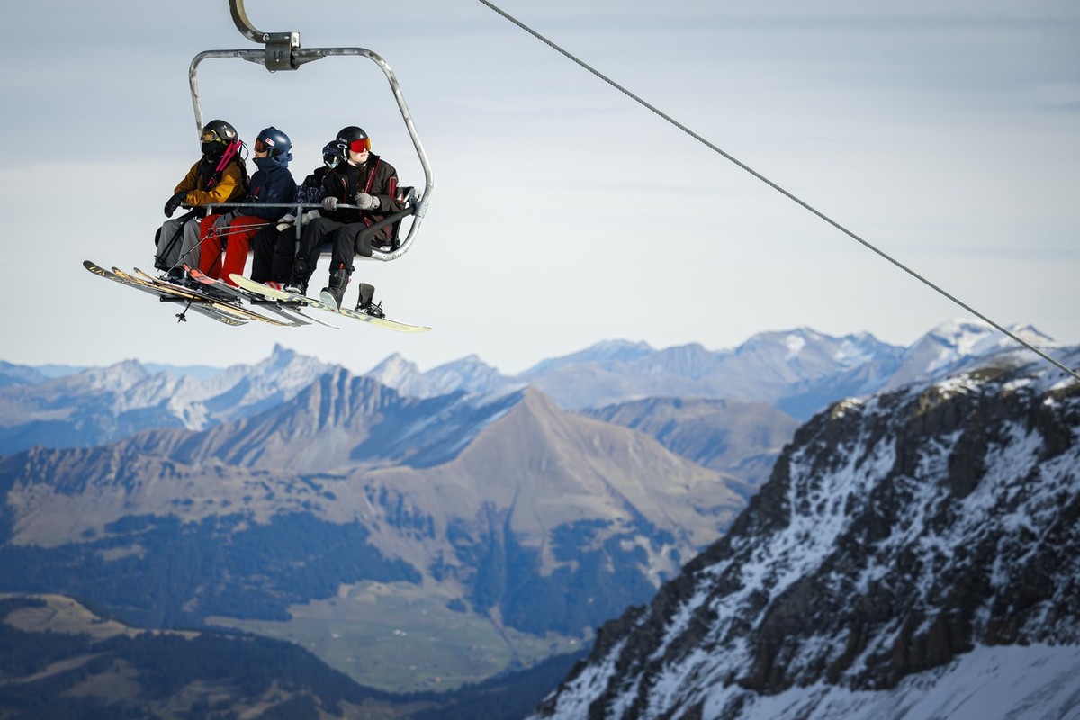 Les dates d'ouverture 2023/2024 des stations de ski romandes. Stations de ski en Suisse: découvrez les dates d'ouverture des domaines skiables romands pour la saison 2023/2024.
