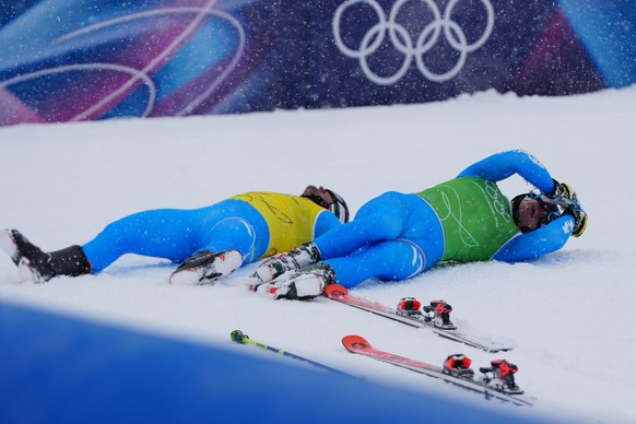 <p>Sieht nicht so aus, aber die Italiener Simone Deromedis (rechts, Gold) und Federico Tomasoni feiern einen Doppel-Heimsieg im Skicross.</p>