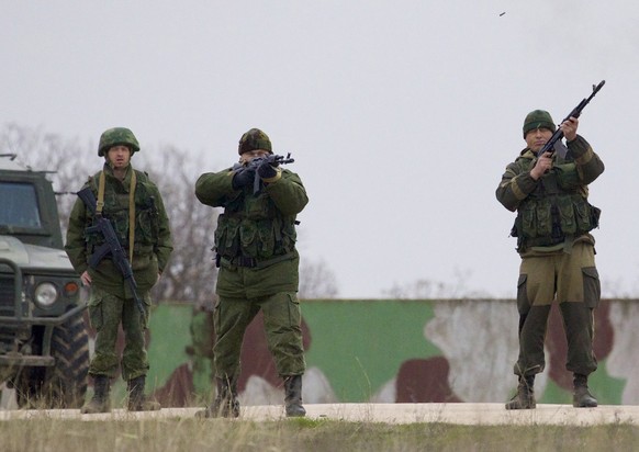 Putin behauptete, dass kein einziger Schuss gefallen sei. Dieses Bild beweist das Gegenteil. Beim prorussischen Soldaten rechts, sieht man, wie die Patronenhülse wegfliegt.&nbsp;