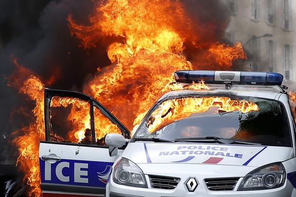 Am 18. Mai brannte in Paris dieses Polizeiauto aus. Der Angriff hat für einen der betroffenen Cops aber auch etwas Positives.