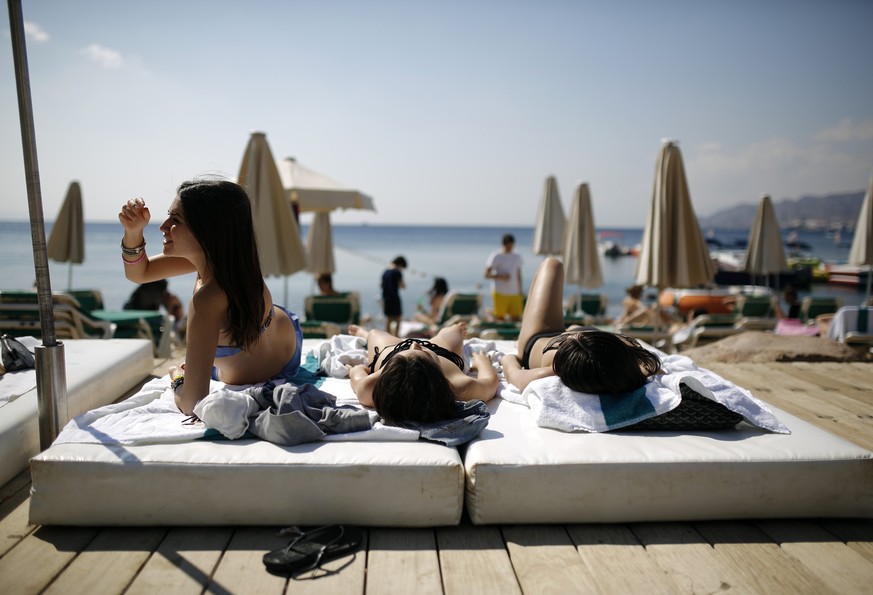 Tourists sunbathe on the beach in the Red Sea resort city of Eilat, one of Israel&#039;s most popular holiday spots, February 17, 2014. REUTERS/Amir Cohen (ISRAEL - Tags: TRAVEL)