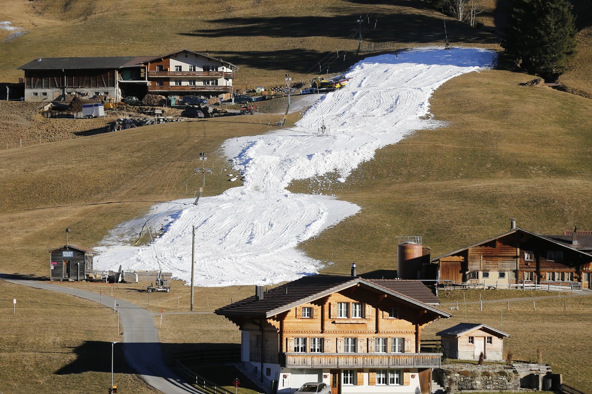 Eine kuenstlich beschneite Skipiste bei einem Schlepplift, am Donnerstag, 29. Dezember 2016 in Adelboden. (KEYSTONE/Peter Klaunzer)
