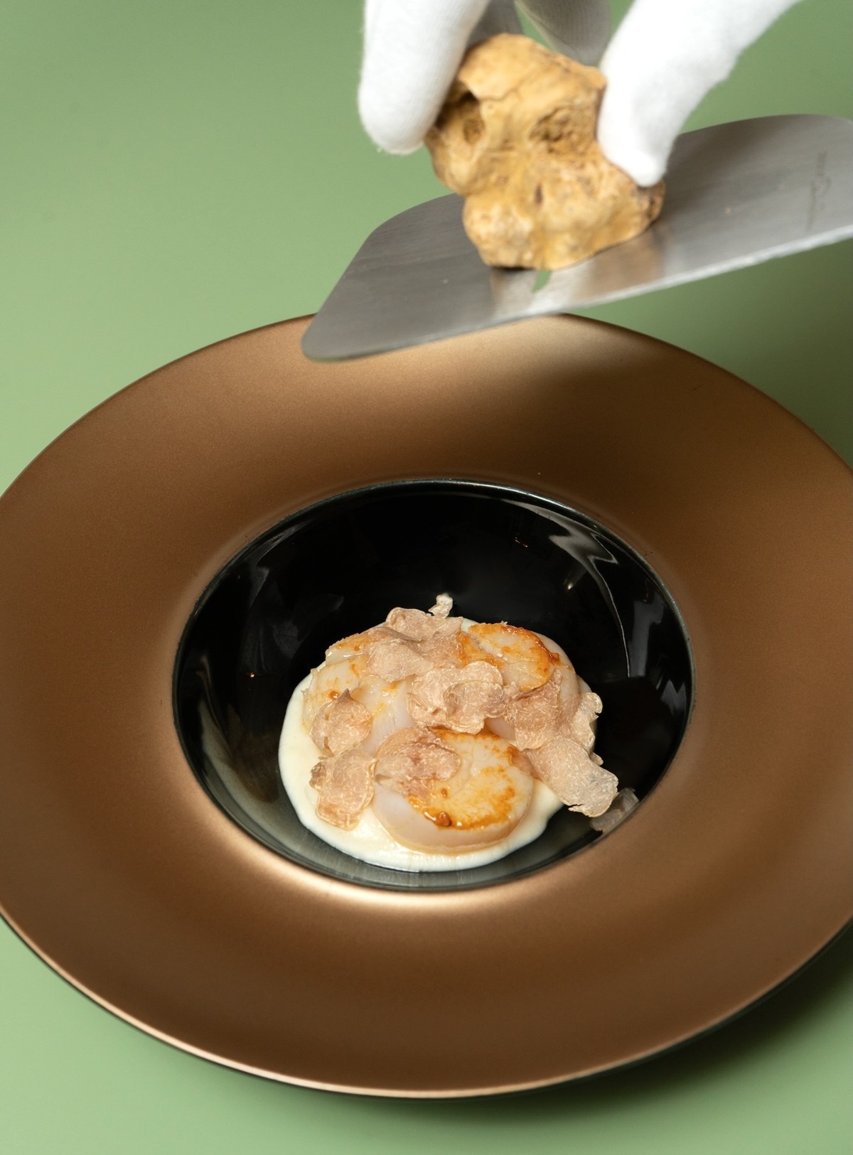 Federico Finessi - Küchenchef bei Il Tartufo Zurich. 
Tagliolini Tartufo 
&amp; Gebratene Jakobsmuscheln mit Milch-Topinamburpüree und Piemonteser Haselnüssen
https://www.iltartufo-zurich.com/