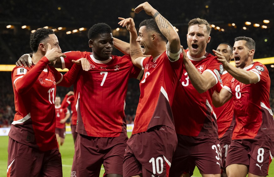 KEYPIX - Switzerland&#039;s Granit Xhaka, center, celebrates with teammates Ruben Vargas, Breel Embolo, Silvan Widmer and Remo Freuler, from left, after scoring his side&#039;s first goal with a penal ...