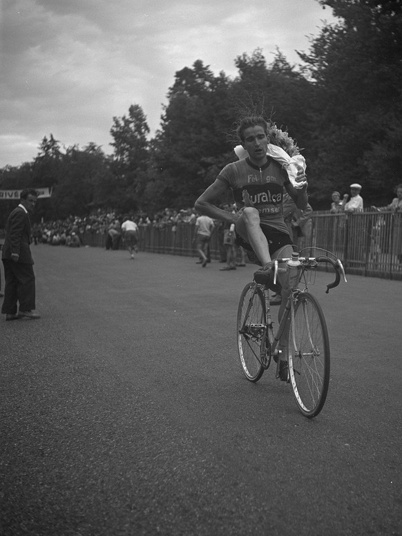 André Brulé nach der Zieleinfahrt am Ende der 350 Kilometer langen Etappe am 2. August 1949.
https://sammlung.nationalmuseum.ch/de/list?searchText=brul%25C3%25A9