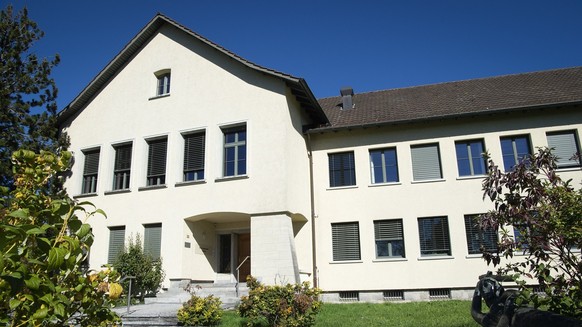 Blick von aussen auf das Bezirksgericht in Hinwil, am Freitag, 12. Oktober 2018. (KEYSTONE/Melanie Duchene)