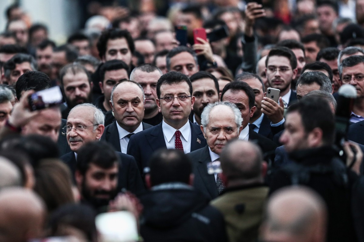 epa10367500 Turkish main opposition Republican People?s Party (CHP) leader Kemal Kilicdaroglu (C-L) and Istanbul's Mayor Ekrem Imamoglu (C) attend a rally in front of the Istanbul Municipality, i ...