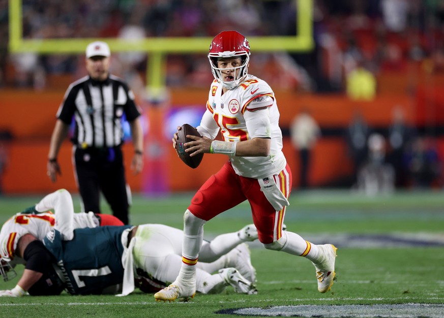 epa10464341 Kansas City Chiefs quarterback Patrick Mahomes in action during the third quarter of Super Bowl LVII between the AFC champion Kansas City Chiefs and the NFC champion Philadelphia Eagles at ...