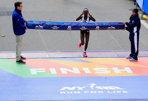 Mary Keitany beim Zieleinlauf.