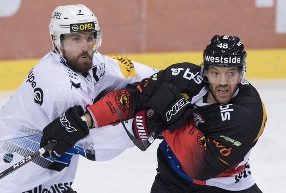 Berns Matthias Bieber, rechts, im Duell mit Fribourgs Jonas Holos im Eishockey Meisterschaftsspiel der National League zwischen dem SC Bern und dem HC Fribourg-Gotteron, am Freitag, 26. Oktober 2018,  ...