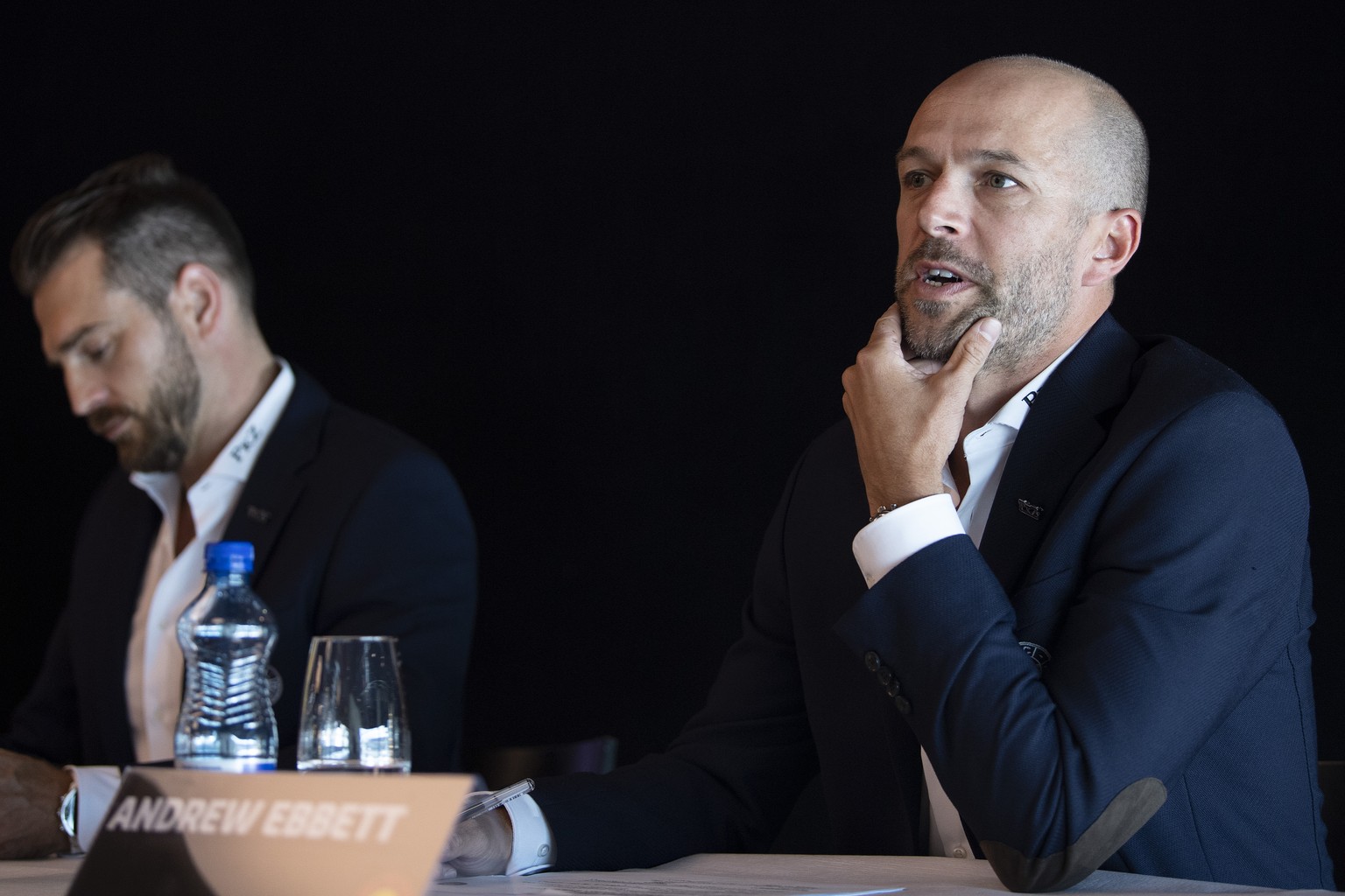 Raeto Raffainer, Chief Sport Officer, links, und Andrew Ebbett, General Manager, sprechen an der Vorsaison Medienkonferenz des SC Bern, am Montag, 30. August 2021, in Bern. (KEYSTONE/Peter Schneider)